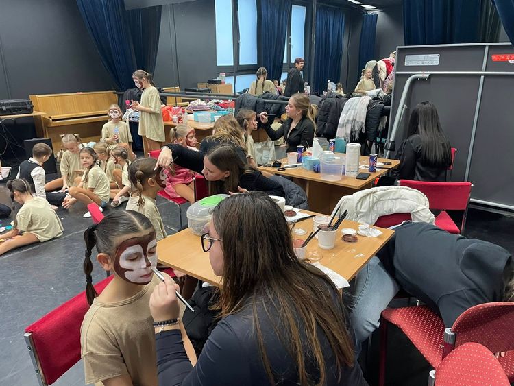 A 11.A arcfestéssel segített a "Mindig lesz karácsony" c. előadásnál